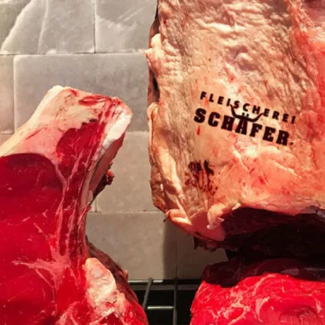 Roastbeef am Knochen im Dry Ager gereift