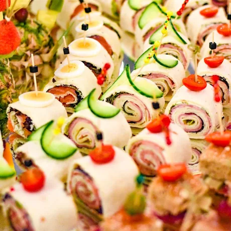 Canapés mit Aufschnitt und Gurke auf Schieferplatte